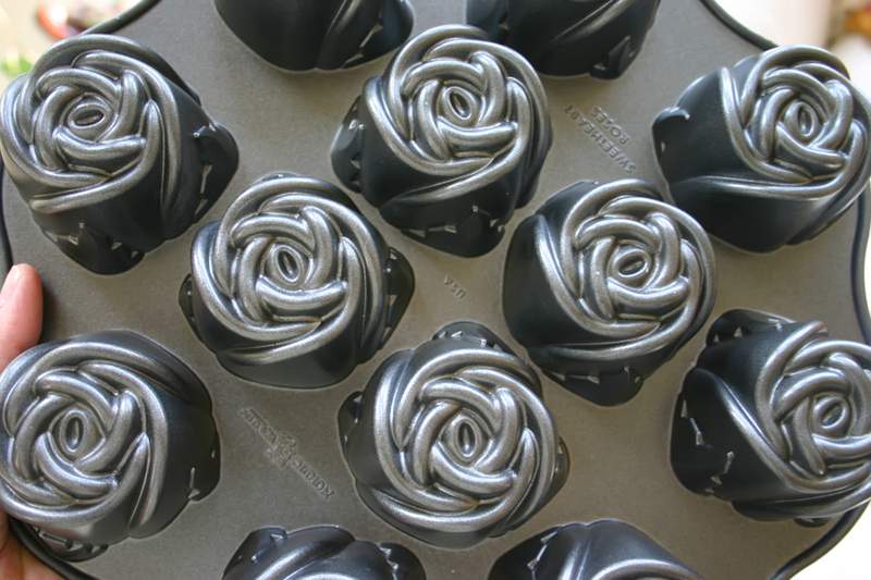 Rosebud Cake Pan