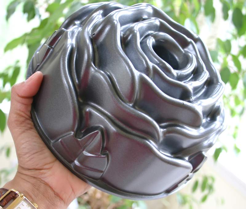 Nordic Ware Cast Aluminum Chrysanthemum Bundt Pan w/Cake Keeper