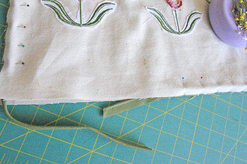 Blog flower pillow piping8