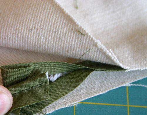 Blog flower pillow piping5
