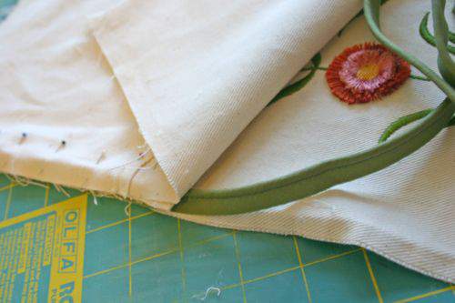 Blog flower pillow piping3