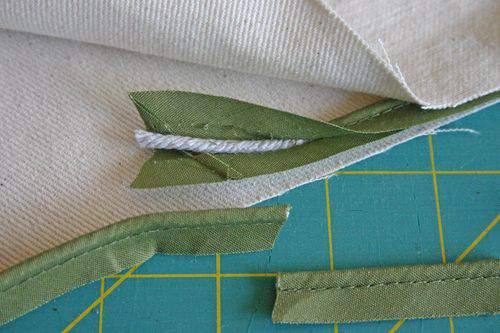 Blog flower pillow piping7