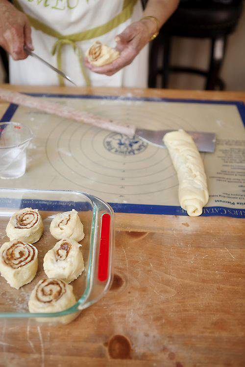 slicing cinnamon buns