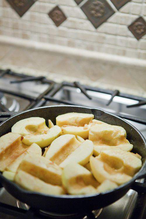 skillet and apples