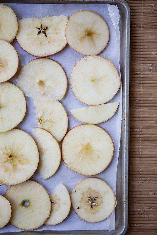 tray of apple slices
