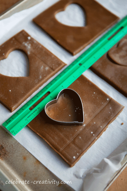 Gingerbread-box-hearts