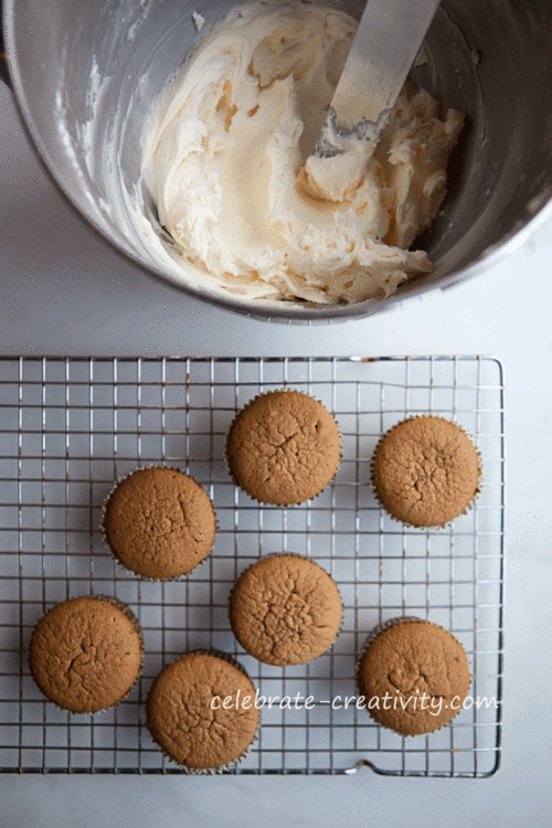 Gingerbread-cupcakes-icing