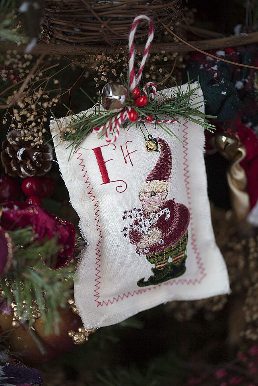Embroidery Hoop Christmas Ornaments - Remodelando la Casa