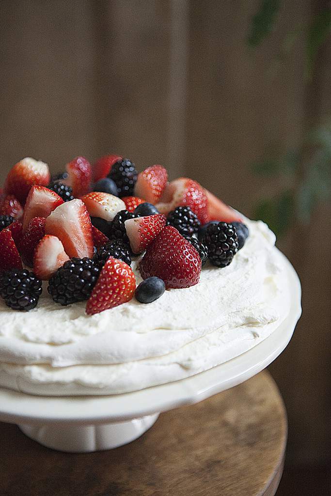 pavlova fruit close up