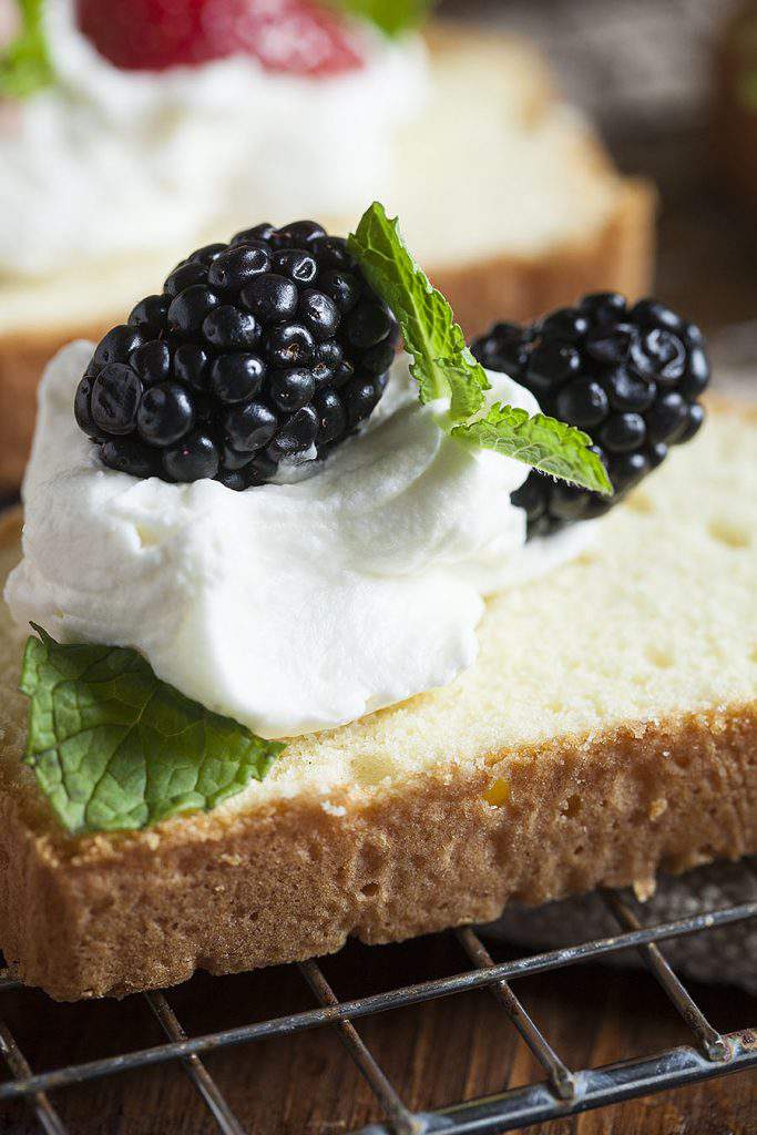 pound cake with blackberries