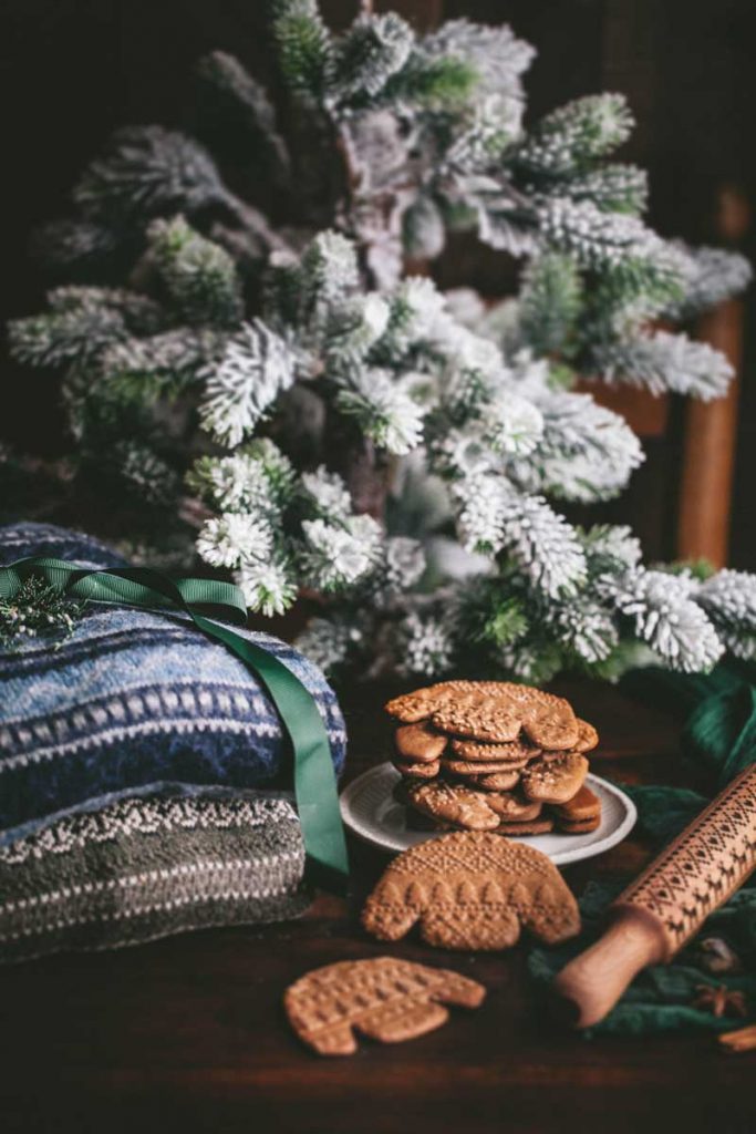 https://celebrate-creativity.com/wp-content/uploads/2018/12/sweater-gingerbread-cookies-683x1024.jpg